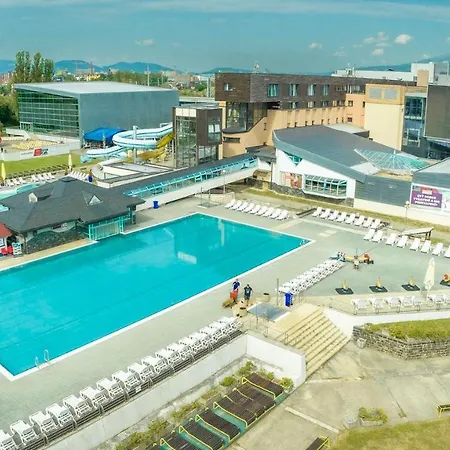 Готель Aquacity Mountain View Попрад