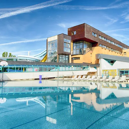 Готель Aquacity Mountain View 4*